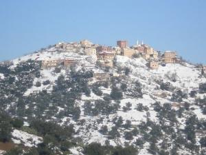 Vue sur le village de Betrouna sous la neige