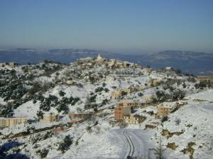 Vue d'ensemble sur la commune de Larbaa nath Irathen recouverte de neige