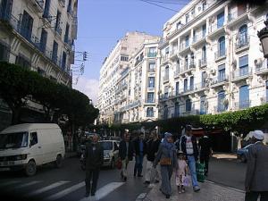 Une avenue commerçante d'Alger