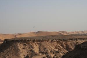 الطريق المؤدي إلى العرق الكبير بضواحي بني عباس