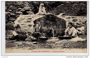 نسوة يغسلن الثياب في العين انتاع  شارير سنة 1879