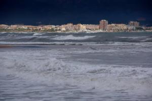 Alger depuis une plage lointaine