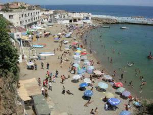 La plage de Raiss Hamidou en été