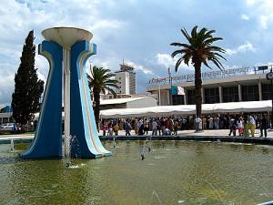 Jet d'eau à l'entrée de l'aéroport d'Alger