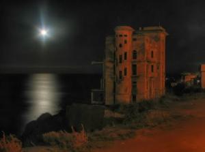 Bâtisse de l'époque coloniale au bord de l'eau (Alger)