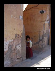 طفلة من المزاب مرتدية للباس تقليدي