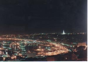 Vue nocturne de la cité d'Alger
