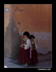 طفلتين من المزاب مرتديتين لألبسة تقليدية