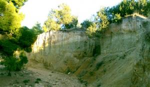 Lit d'une rivière asséchée dans la commune de Dar Chioukh