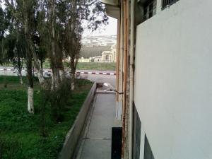 Près de Bibliothèque Centrale de l'Université Farhat Abbas