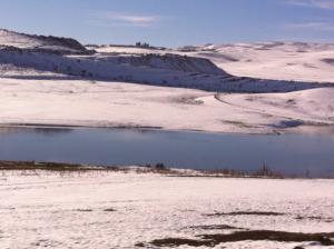 Un lac entouré de neige aux alentours de Sétif