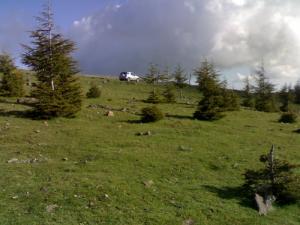 Route pour la montagne de Megres