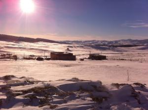Coucher de soleil sur les montagnes enneigées de Sétif