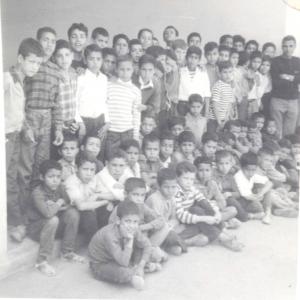 أطفال من المدرسة الإبتدائية 