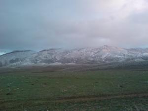 Les montagnes enneigées de la commune de Hamma