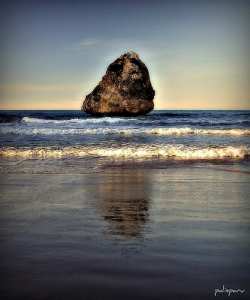 الصخرة العملاقة المتواجدة على ساحل  المسكاردة  (مرسى بن مهيدي)