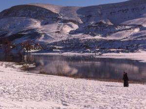 Un Lac Entouré de Neige aux alentours de Setif