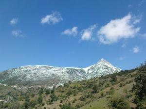 Les montagnes enneigées de Thikintucht
