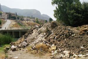 facilité de la commune!!! la rivière se chargera des ordures?