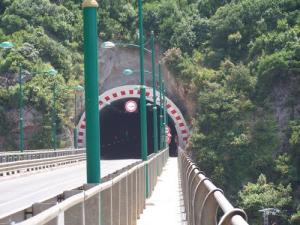 Un tunnel à l'entrée de Jijel