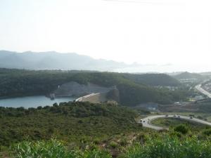 Vue sur l'enceinte du barrage de Jijel