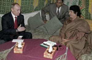 Russian President Vladimir Putin (L) and Libyan leader Moamer