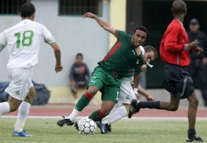 Morocco's Frraki Issam (C) and Algeria's Koudri Hemza fight