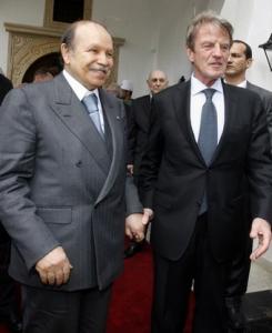 Algeria's President Abdelaziz Bouteflika (L) stands with France's Foreign