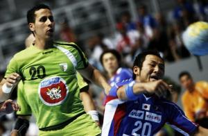 Tetsuya Kadoyama (R) of Japan shoots in front of