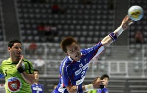 Kenji Toyoda (R) of Japan shoots to score in