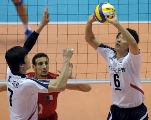 South Korea's captain and setter Choi Tae-Woong (R) sets