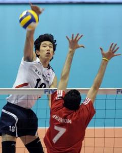 South Korea's Who In-Jung (L) spikes the ball past
