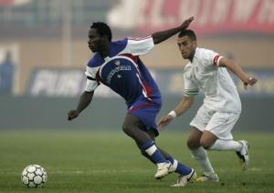 Liberia's Lewis Theo Weeks (L) fights for the ball