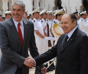 Algeria's President Abdelaziz Bouteflika (R) shakes hands with Portugese