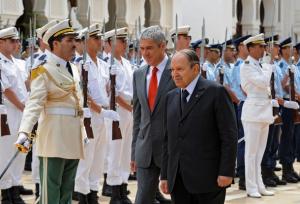 Algeria's President Abdelaziz Bouteflika (R) and Portugese Prime Minister