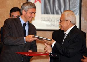 Algerian Defense Minister Abdelmalek Guenaizia (R) and his French