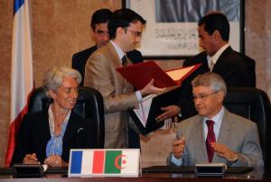 Algerian Energy Minister Chakib Khelil (R) and French Economy
