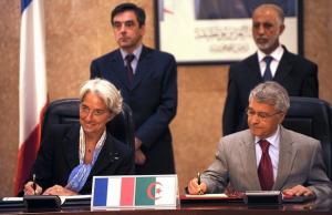 Algerian Energy Minister Chakib Khelil (R) and French Economy