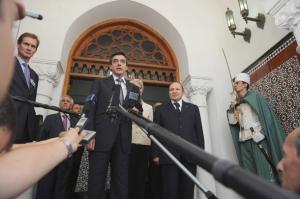 French Prime Minister Francois Fillon (C) speaks to the