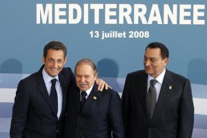 France's President Nicolas Sarkozy (L) and Egypt's President Hosni