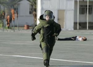 A female bomb-disposal expert takes part in an exercise