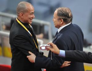 Cambodia's King Sihanouk Sihamoni (L) speaks with Algeria's President
