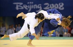 Germany's Michaela Baschin (R) and Algeria's Meriem Moussa compete