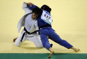 Algeria Soraya Hadad (L) and Kazakhstan Sholpan Kaliyeva compete