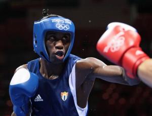 Cuba's Yordenis Ugas (L) fights against Algeria's Hamza Kramou