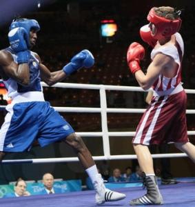 Cuba's Yordenis Ugas (L) fights against Algeria's Hamza Kramou