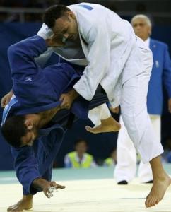 Amar Benikhlef of Algeria (blue) fights with David Alarza