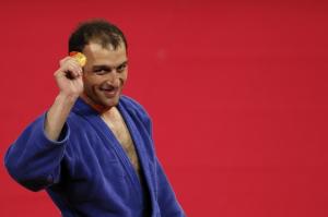 Georgia's Irakli Tsirekidze poses with his gold medal for