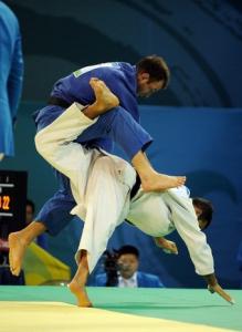 Georgia's Irakli Tsirekidze (top) and Algeria's Amar Benikhlef compete
