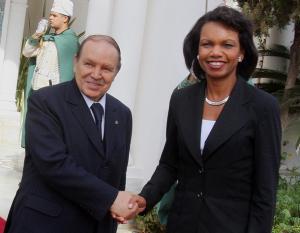 US Secretary of State Condoleezza Rice (R) shakes hands
